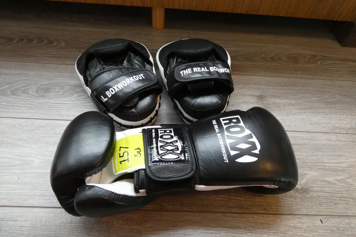 1 Paar ROXX Boxhandschuhe, 12-oz, schwarz/weiß + 1 Paar Pratzen (Handpolster), schwarz/weiß